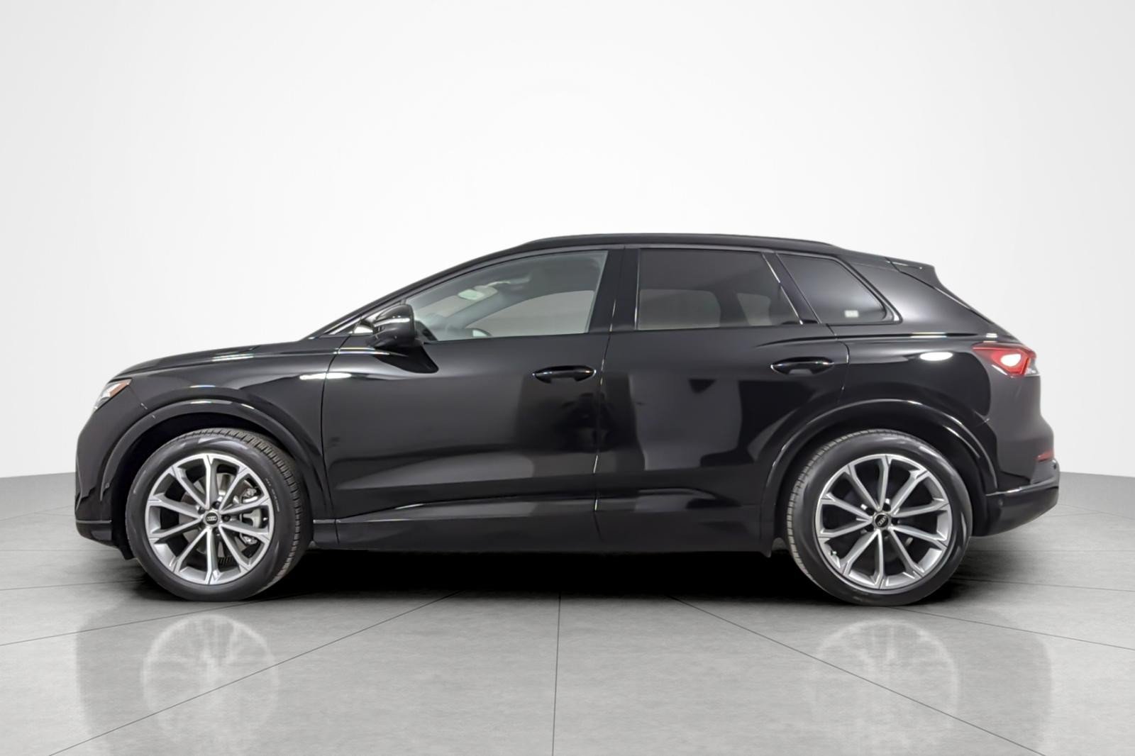 Used 2026 Audi Q4 e-tron Premium Plus w/ Premium Plus AWD/4WD image 2