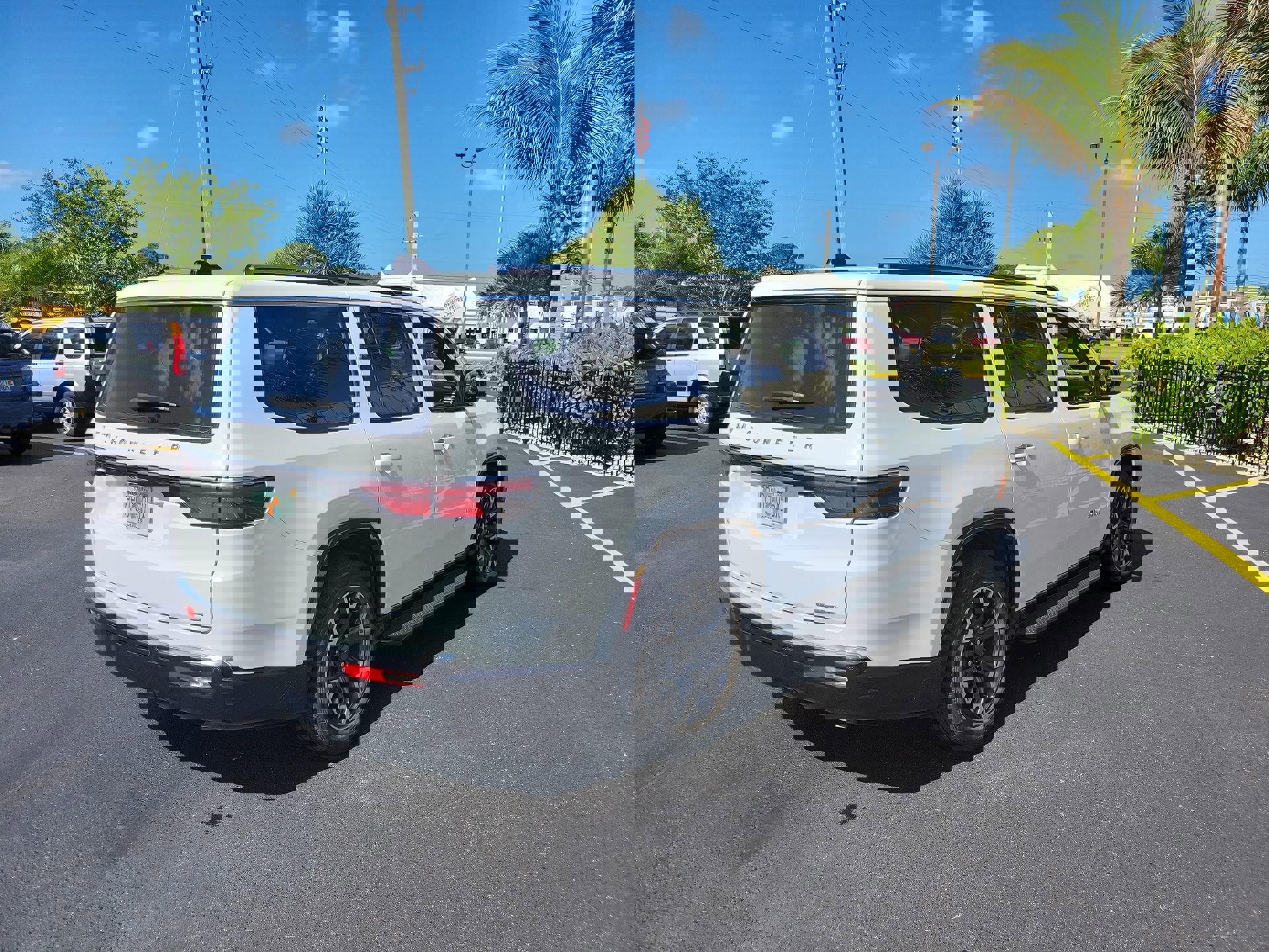 Used 2024 Jeep Wagoneer Series III AWD/4WD image 6