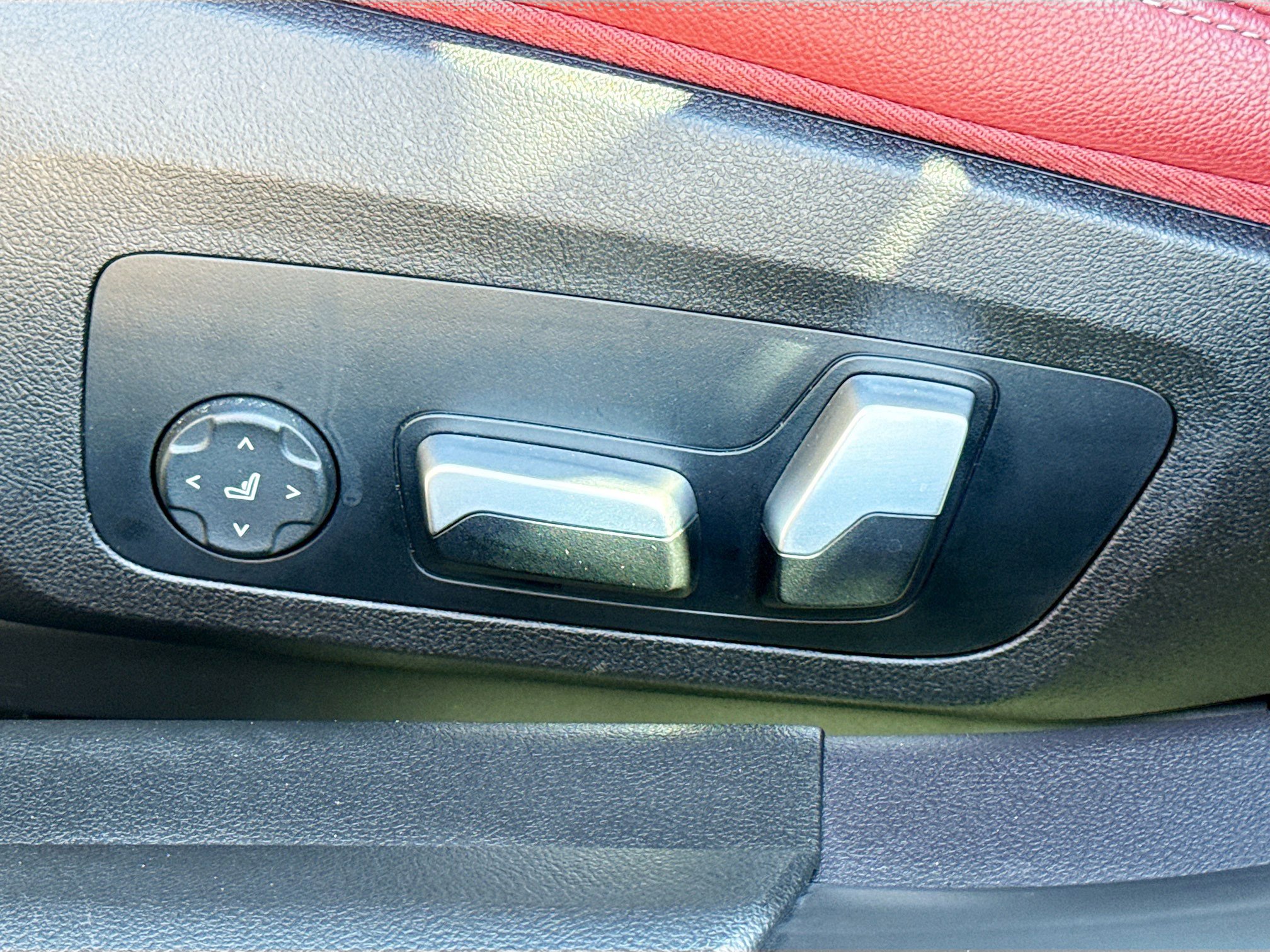 Used 2023 BMW 330i Sedan w/ Premium Package image 24