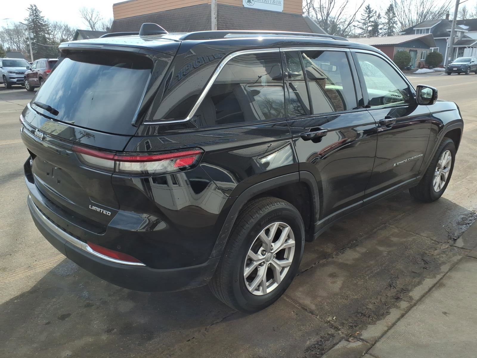 Used 2022 Jeep Grand Cherokee Limited w/ Trailer Tow Prep Group (B) AWD/4WD image 5