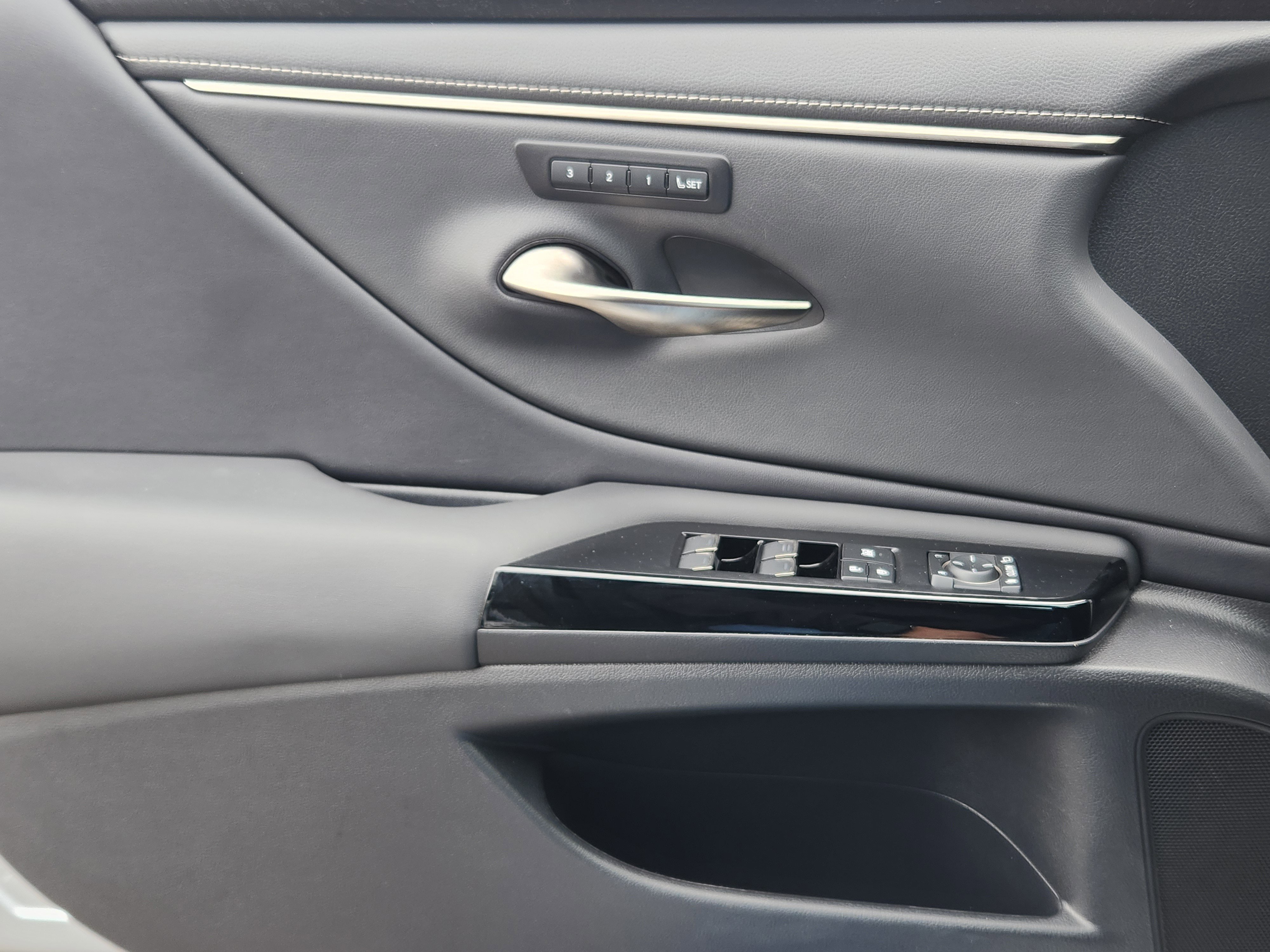 Used 2023 Lexus ES 250 w/ Premium Package image 12