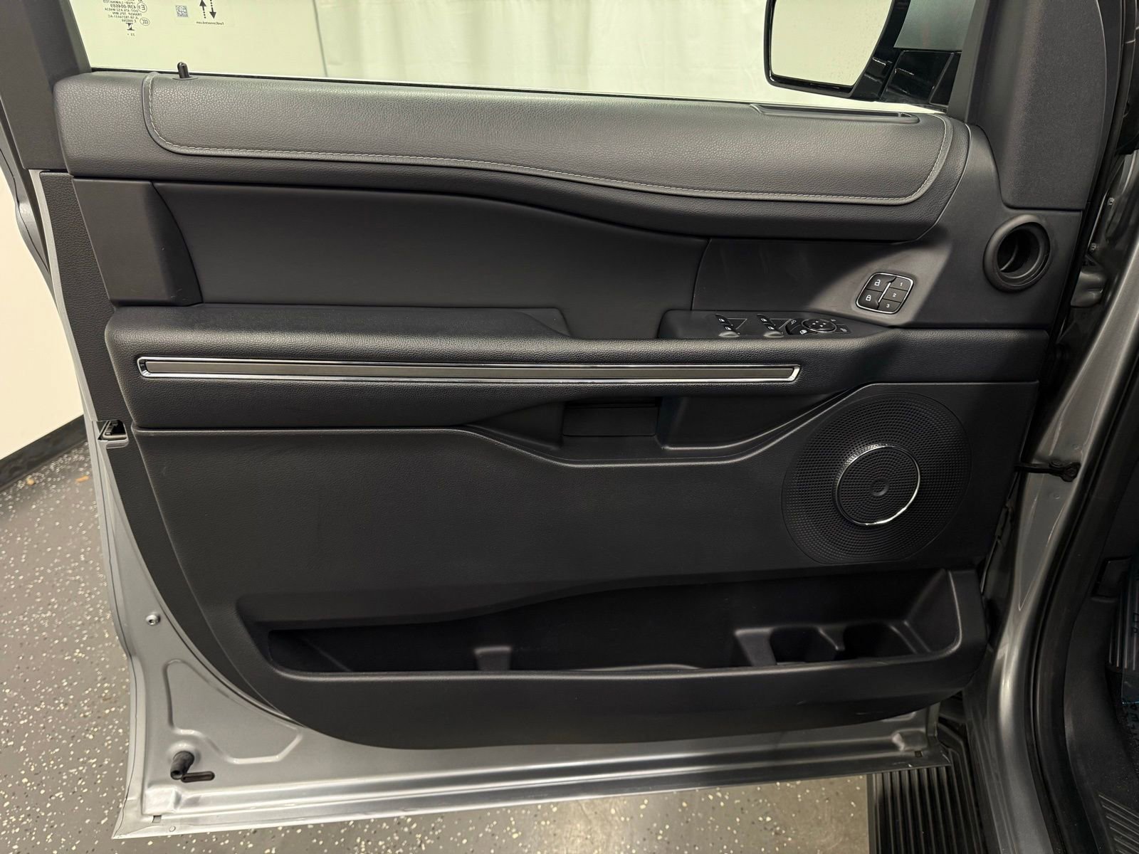 Used 2024 Ford Expedition XLT image 9