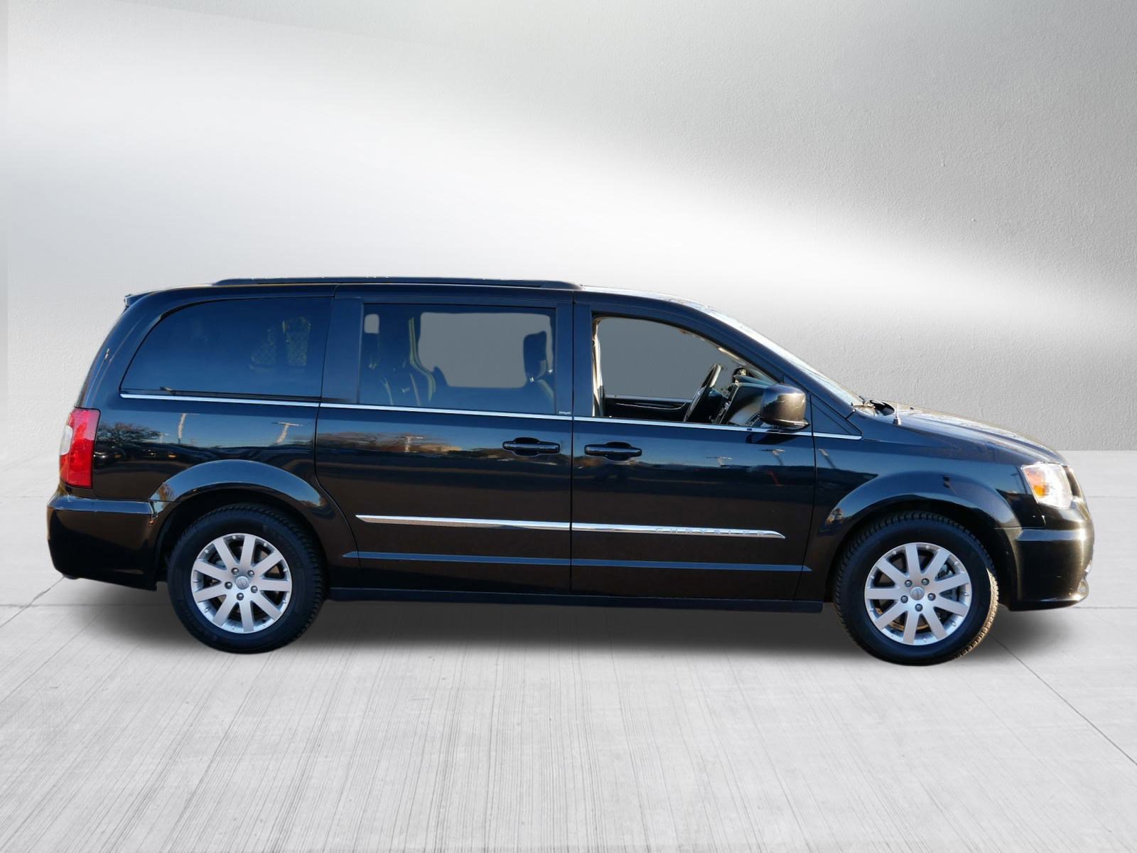 Used 2014 Chrysler Town & Country Touring image 8