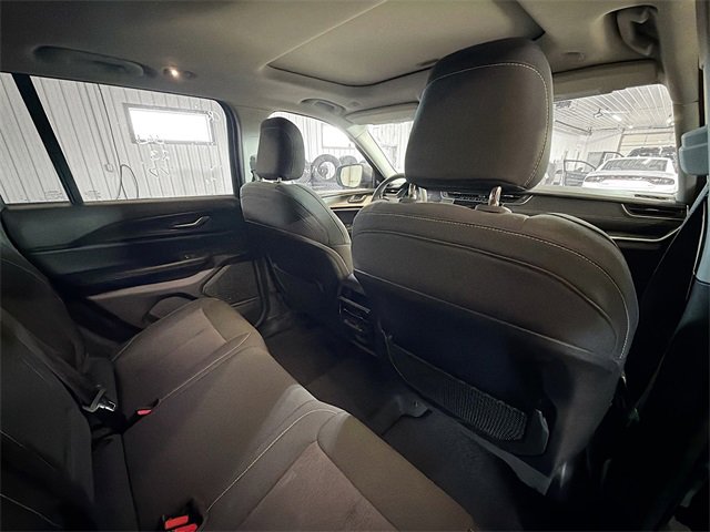 Used 2023 Jeep Grand Cherokee Laredo image 11