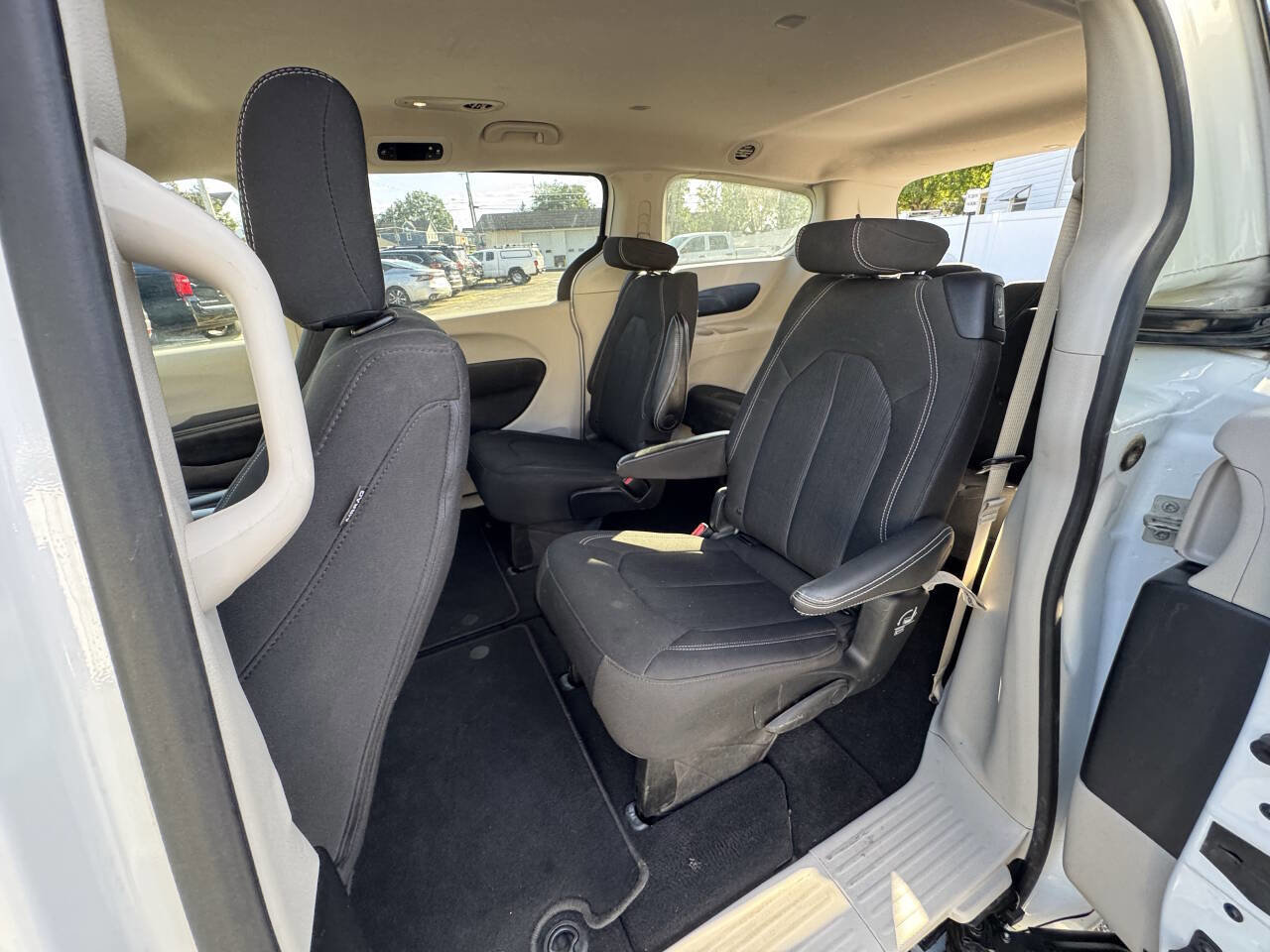 Used 2022 Chrysler Voyager LX image 38