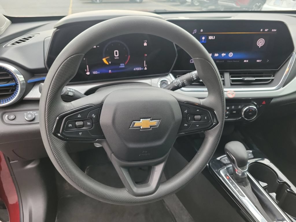 Used 2025 Chevrolet Trax LT FWD image 25