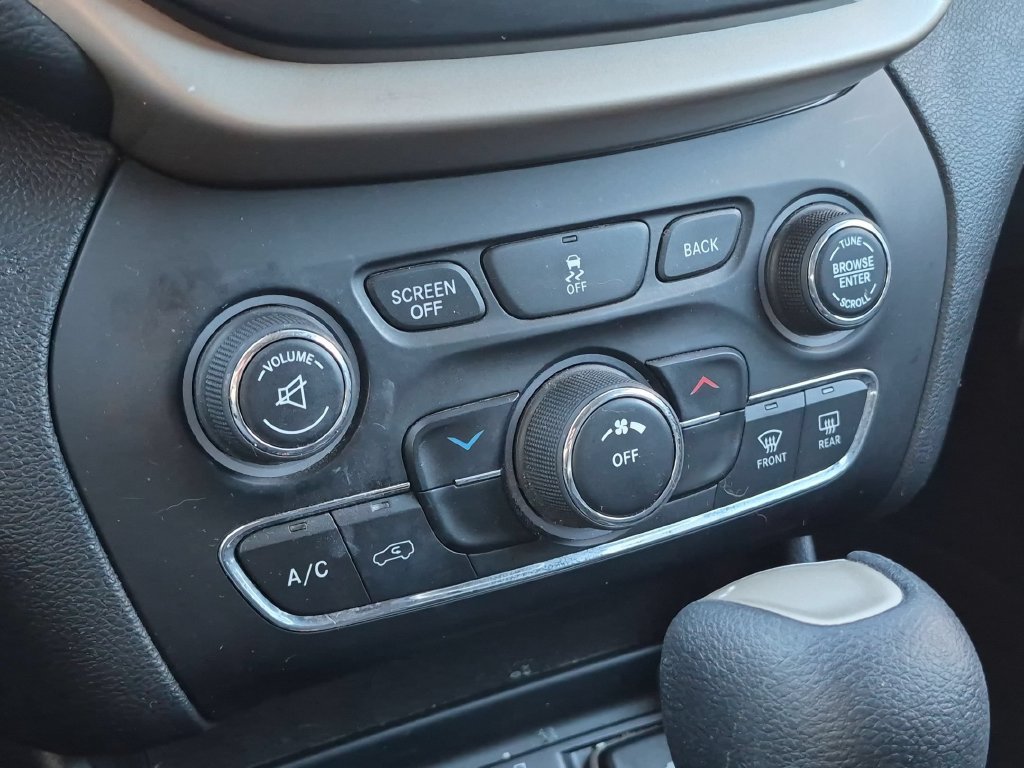 Used 2016 Jeep Cherokee Latitude FWD image 25