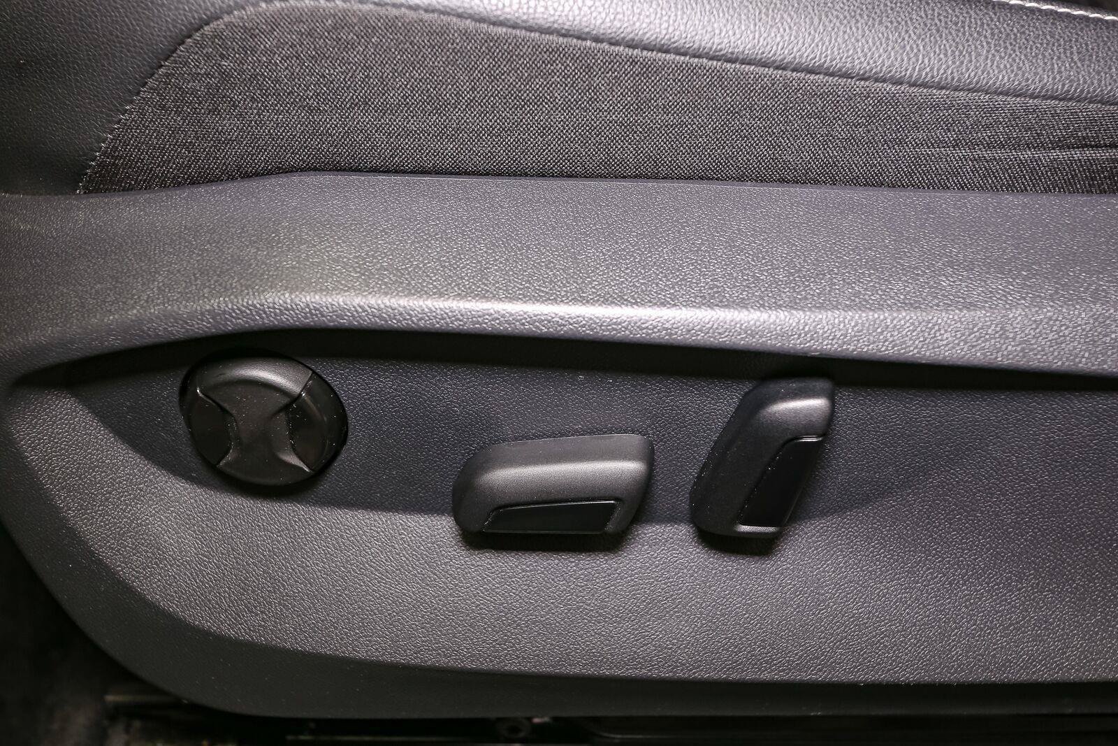 Certified 2024 Volkswagen Tiguan SE R-Line FWD image 44