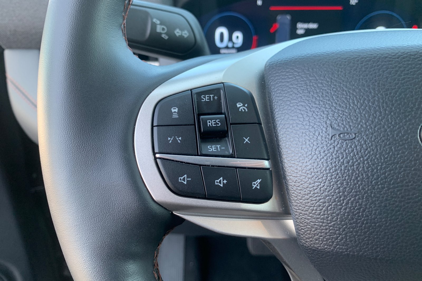Used 2025 Ford Explorer Active AWD/4WD image 31