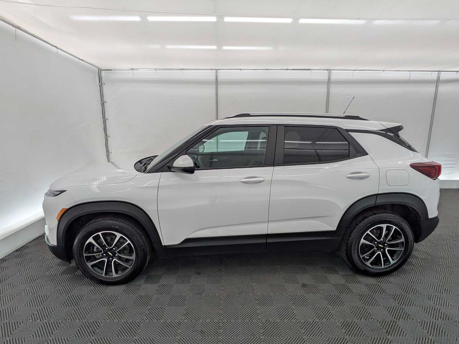 Used 2024 Chevrolet TrailBlazer LT w/ Driver Confidence Package FWD image 3