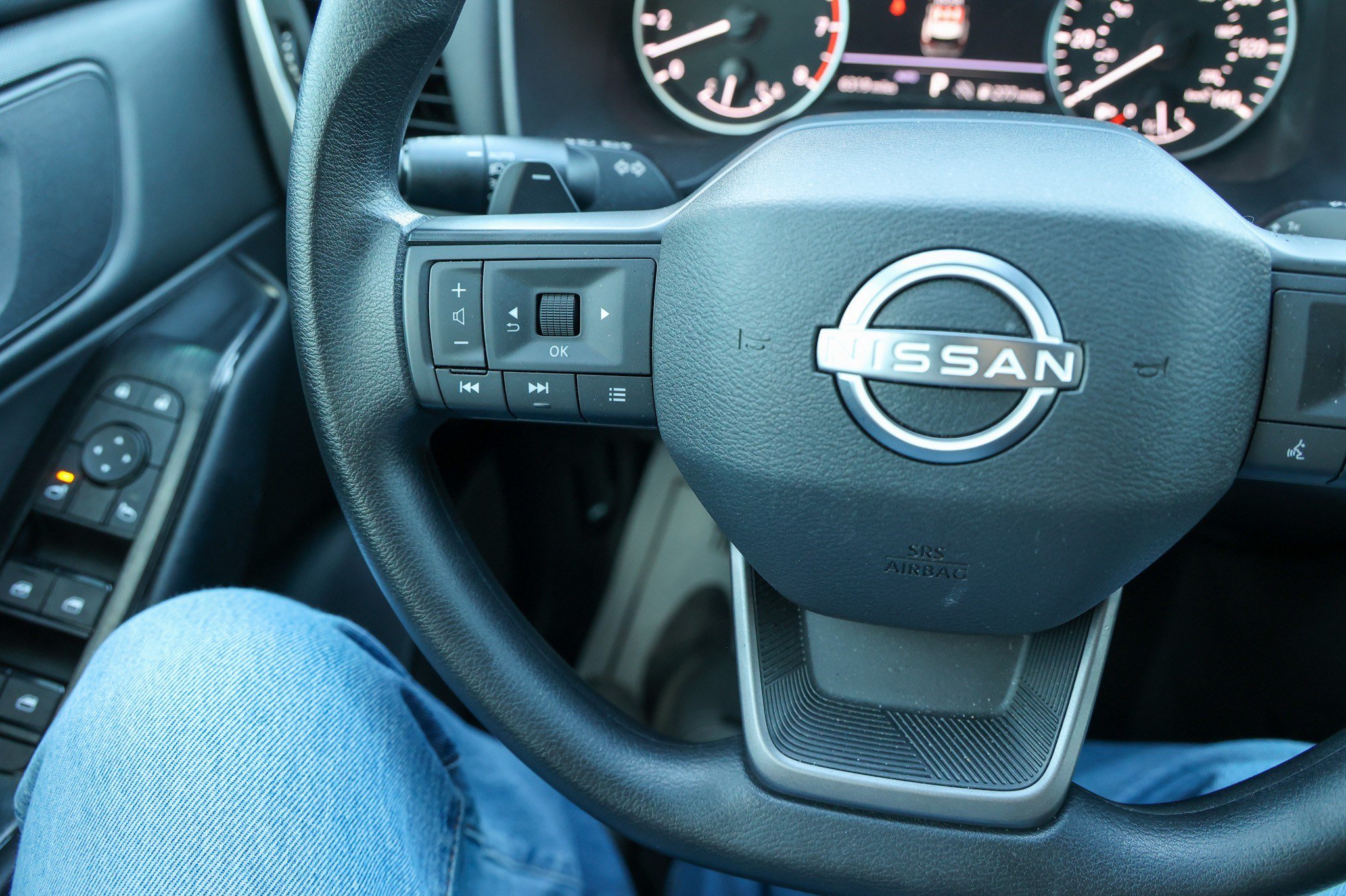 Used 2025 Nissan Rogue S AWD/4WD image 17