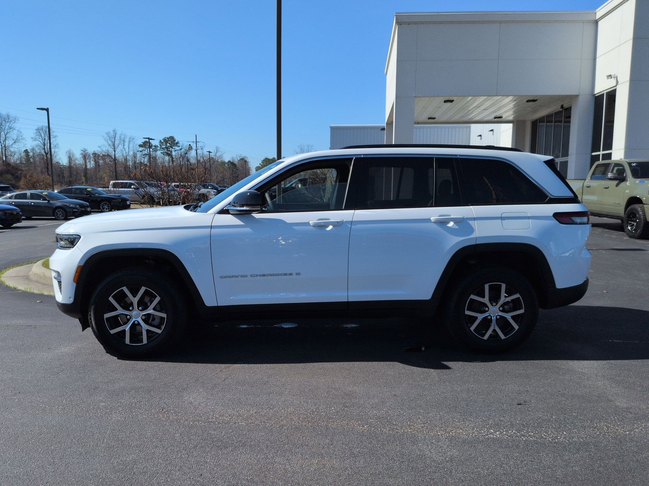 Used 2024 Jeep Grand Cherokee Limited w/ Luxury Tech Group II image 8