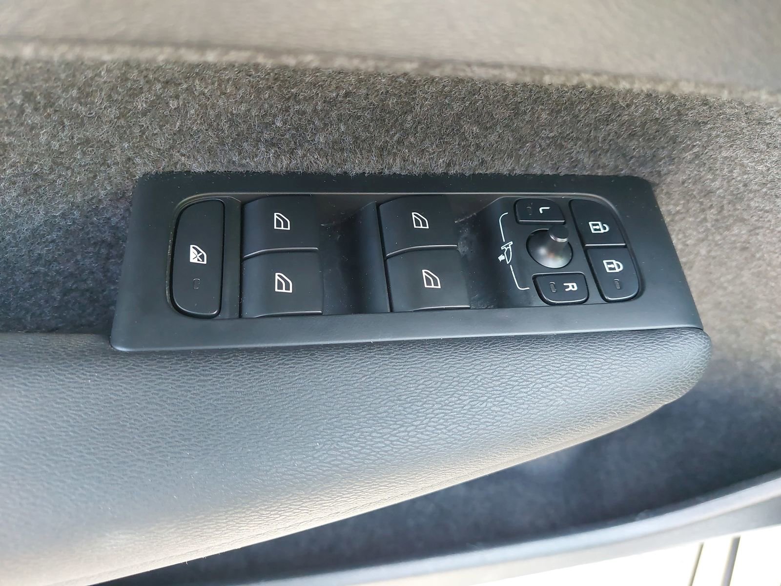 Used 2024 Volvo XC40 B5 Plus AWD/4WD image 27