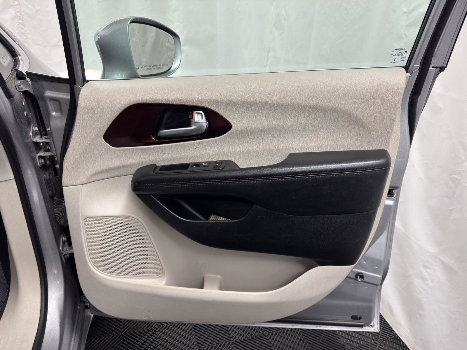 Used 2017 Chrysler Pacifica Limited image 31