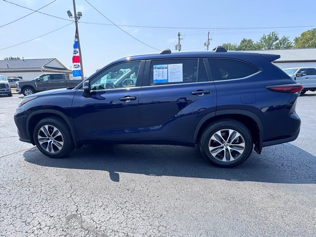 Used 2024 Toyota Highlander XLE AWD/4WD image 6