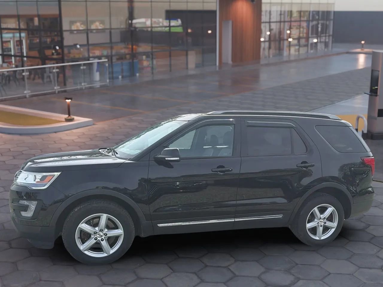 Used 2017 Ford Explorer XLT w/ Equipment Group 202A image 2