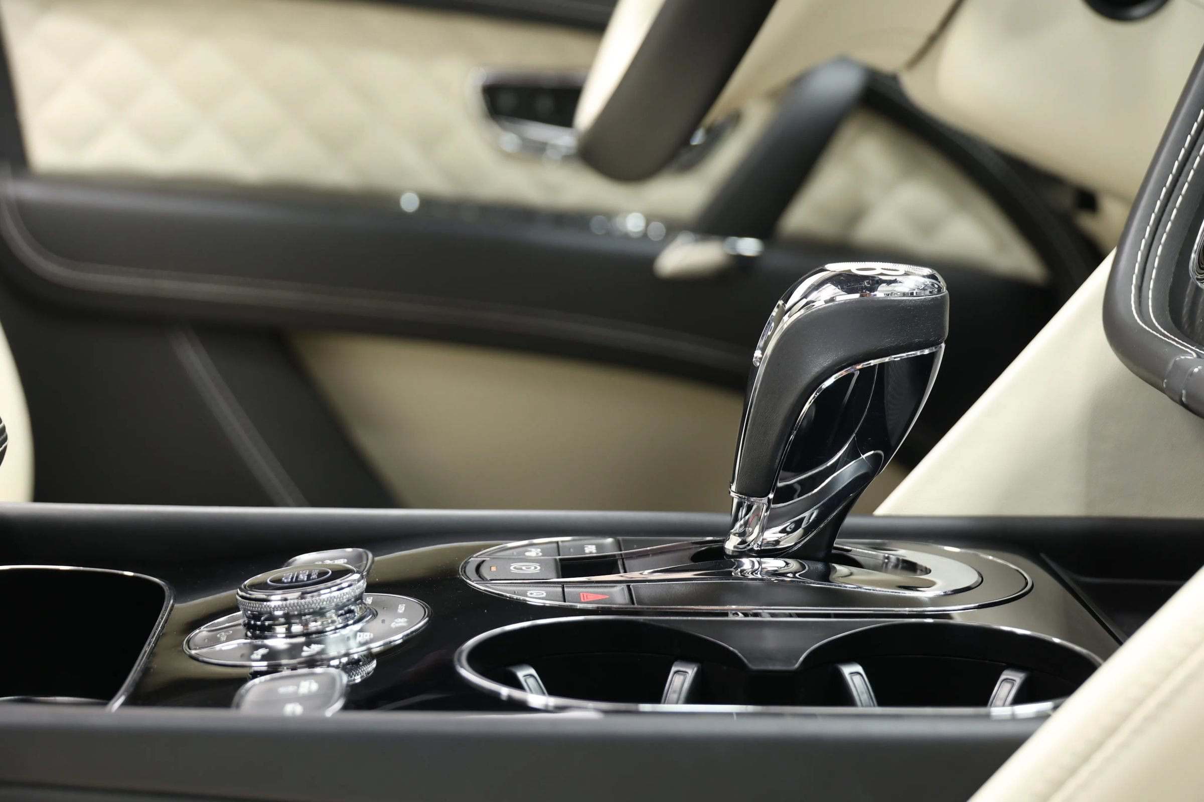 Used 2017 Bentley Bentayga AWD/4WD image 96