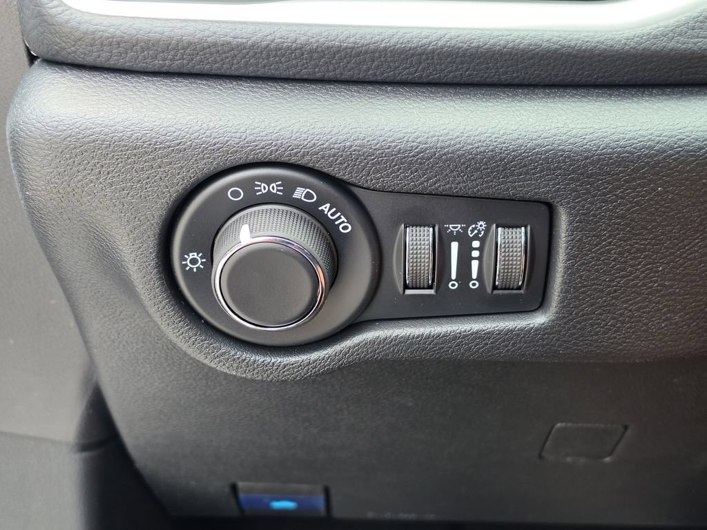 New 2027 Chrysler Pacifica Select w/ Family Tech Group FWD image 27