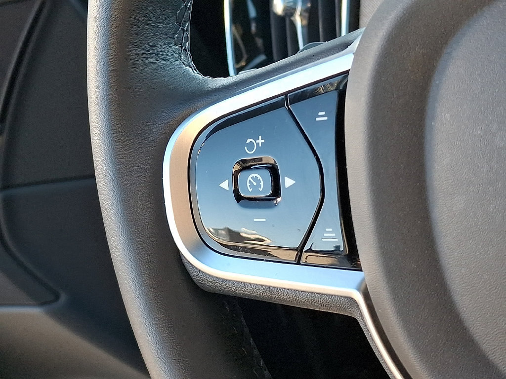 Certified 2025 Volvo XC90 B5 Core w/ Protection Package AWD/4WD image 23