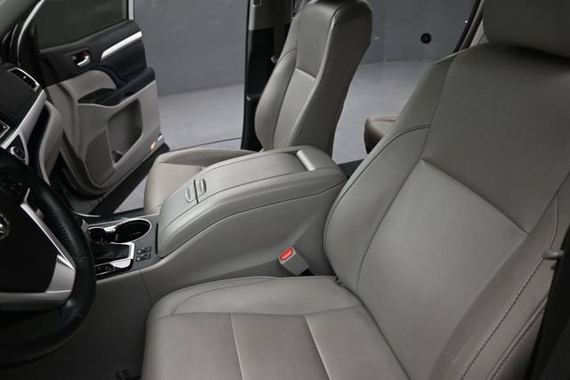 Used 2018 Toyota Highlander XLE FWD image 14