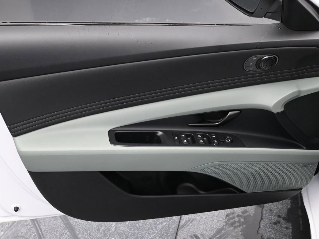 Used 2025 Hyundai Elantra Limited FWD image 27
