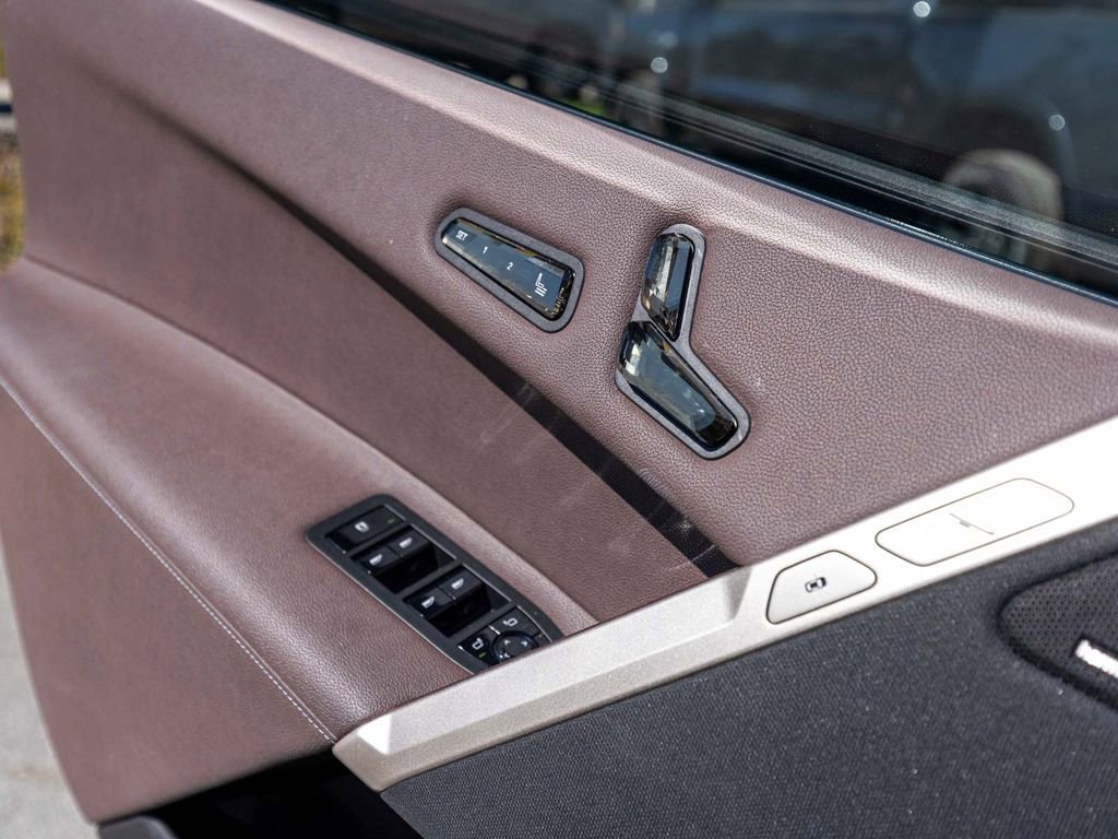Used 2023 BMW iX xDrive50 w/ Premium Package AWD/4WD image 12