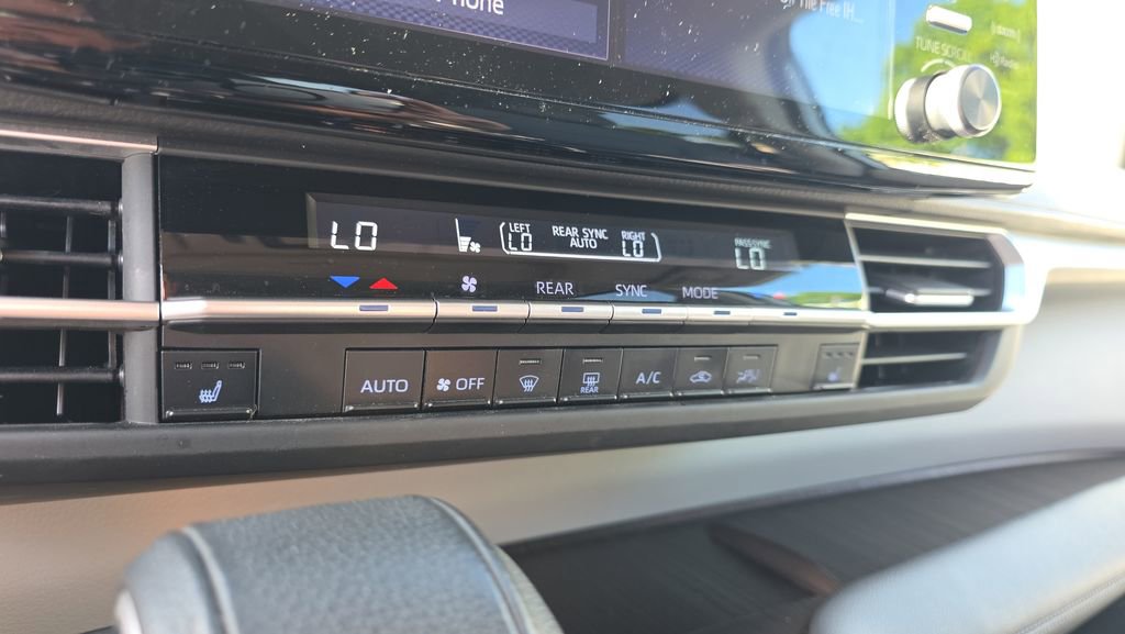 Used 2023 Toyota Sienna XLE image 23