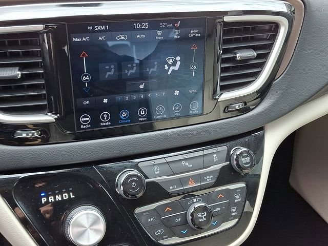 Used 2018 Chrysler Pacifica Touring-L image 16