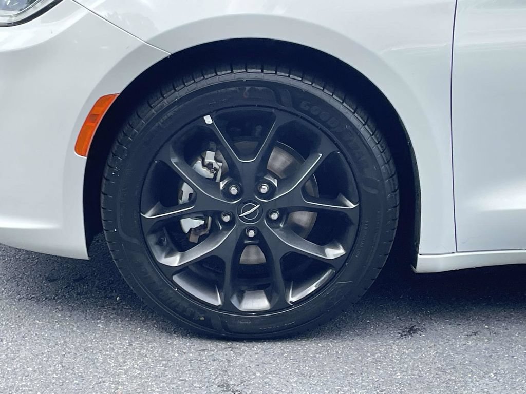 Certified 2025 Chrysler Pacifica Limited FWD image 12