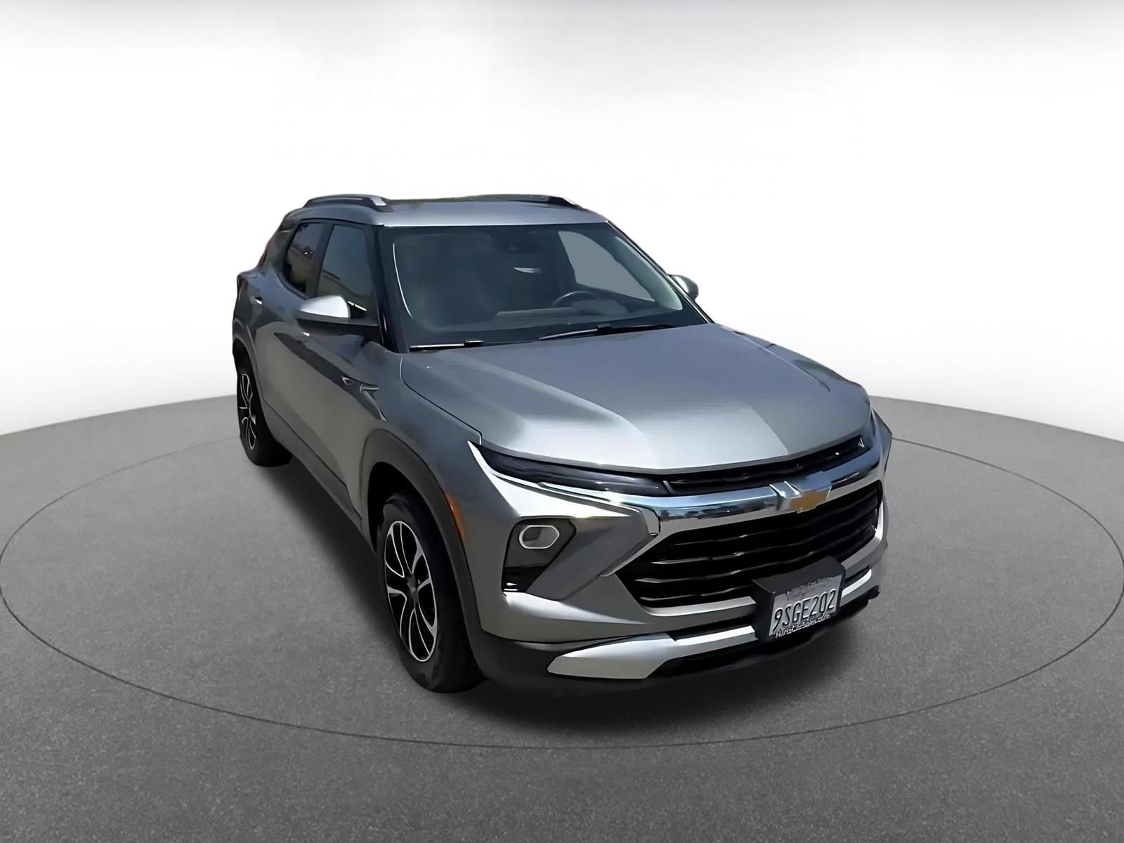 Used 2025 Chevrolet TrailBlazer LT FWD image 3