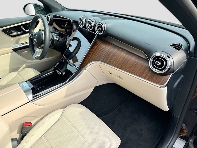 Used 2025 Mercedes-Benz GLC 300 4MATIC image 32