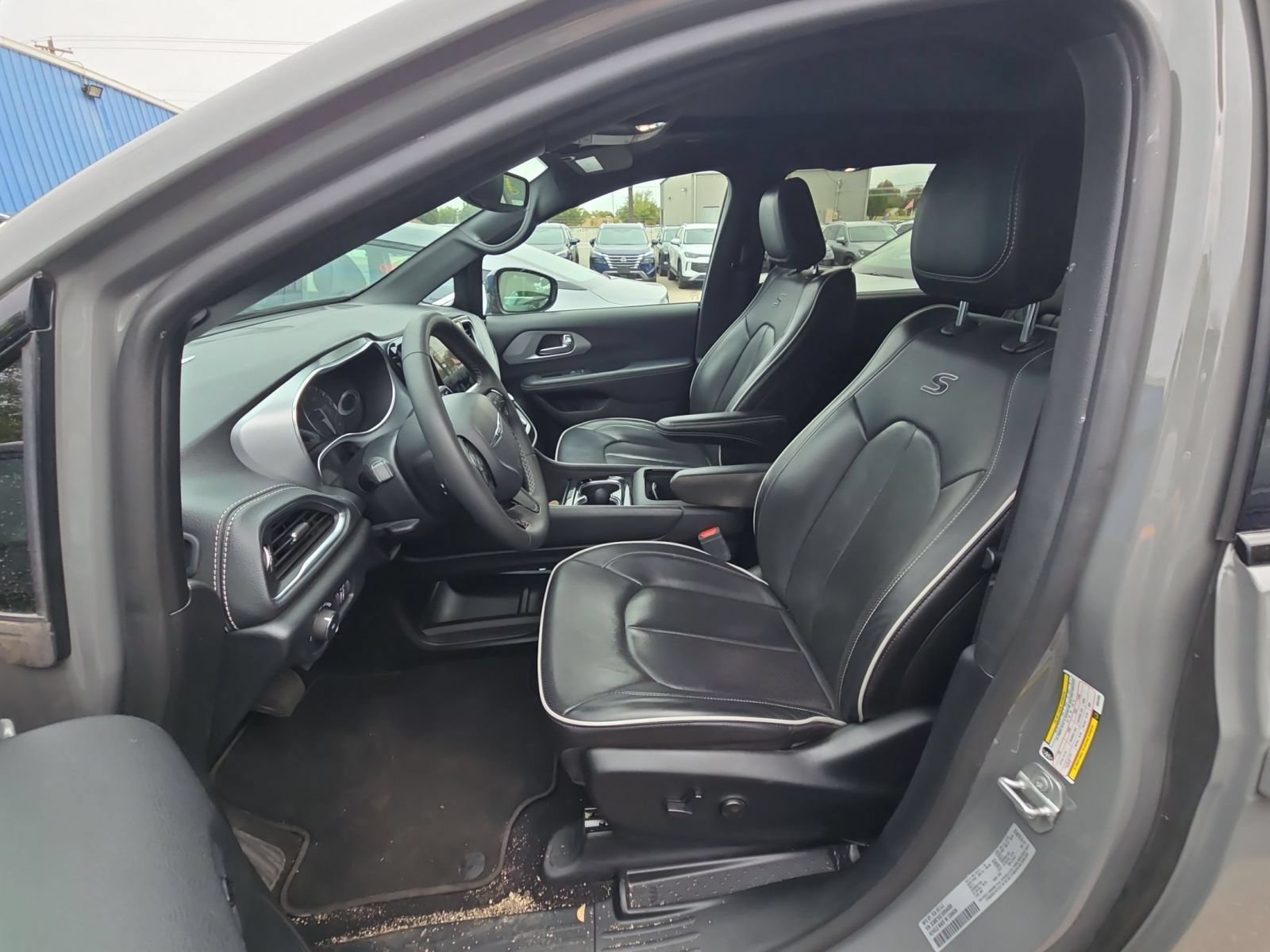 Used 2025 Chrysler Pacifica Limited FWD image 7