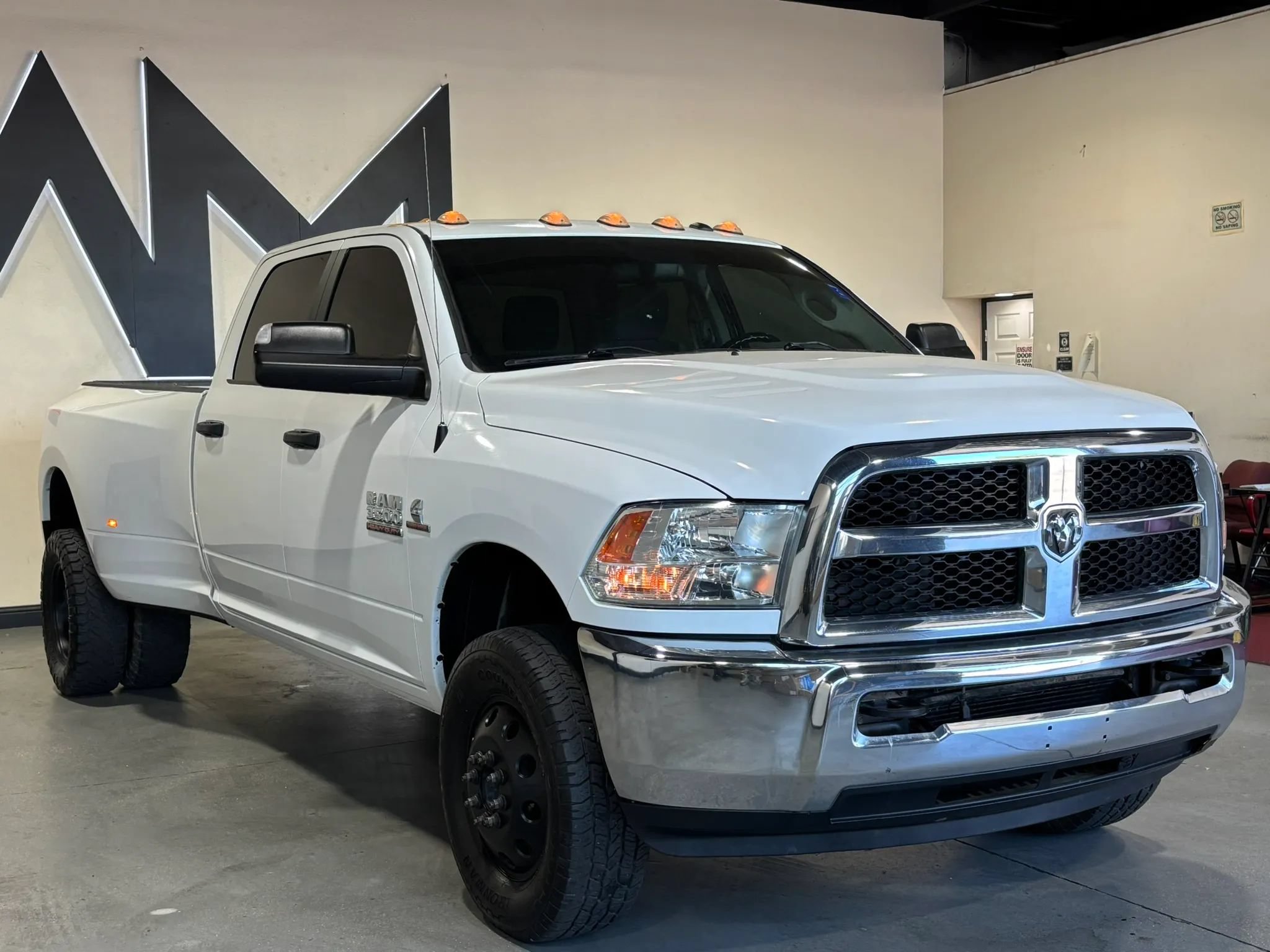Used 2018 RAM 3500 SLT w/ Luxury Group AWD/4WD image 3