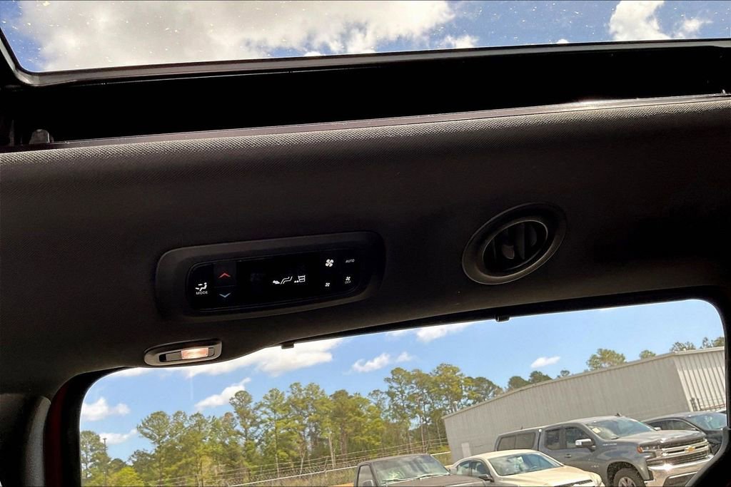 Used 2025 Chrysler Pacifica Limited image 12