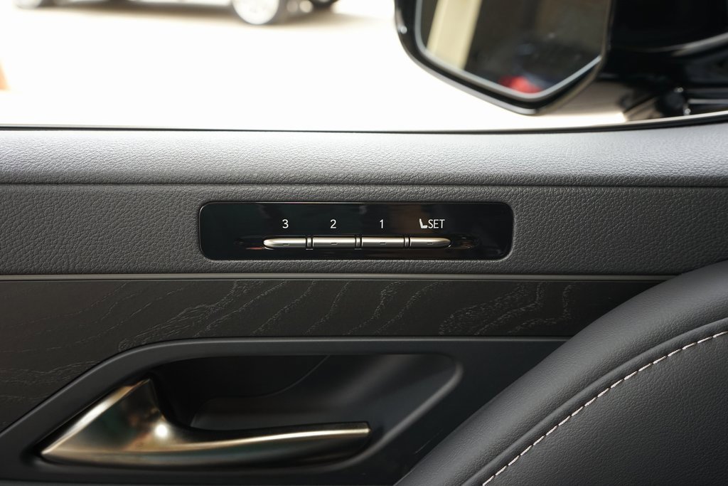 Used 2025 Lexus LX 600 4WD w/ Luxury Package image 32