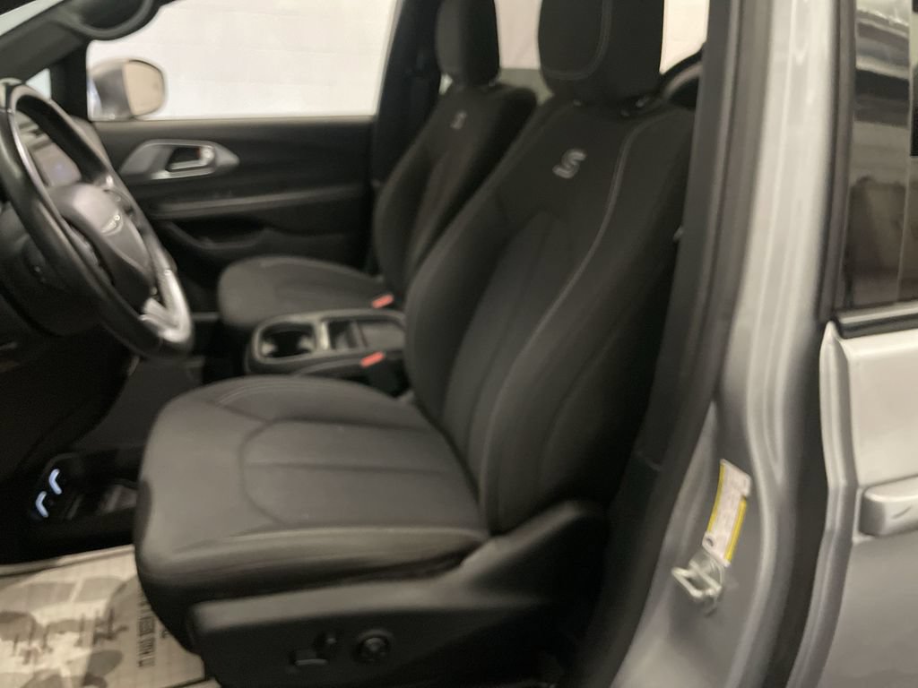 Used 2018 Chrysler Pacifica Touring Plus w/ S Appearance Package FWD image 12