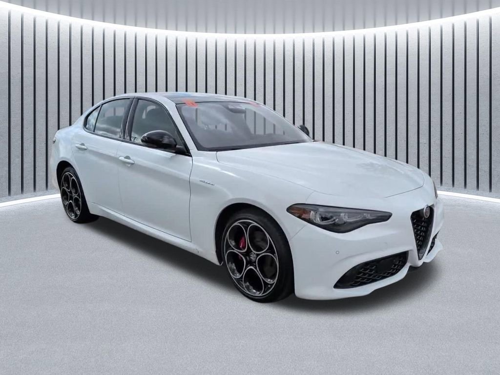 Used 2024 Alfa Romeo Giulia Veloce AWD/4WD image 2