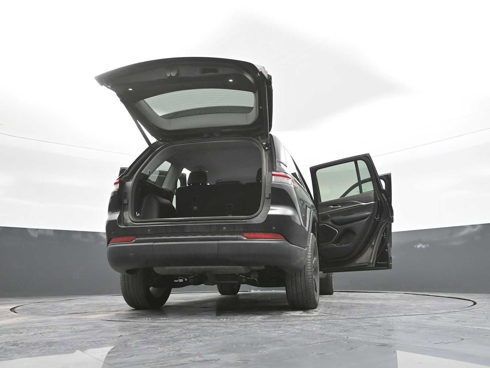 Used 2023 Jeep Grand Cherokee Limited w/ Black Appearance Package image 48