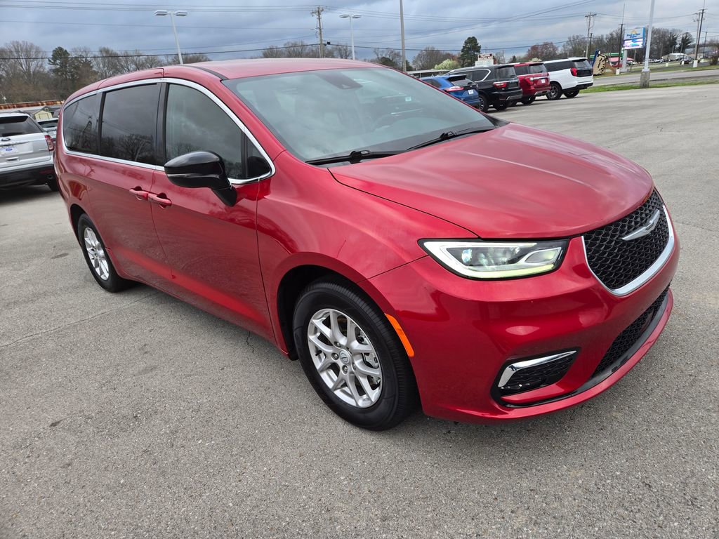 Used 2025 Chrysler Pacifica Select image 2