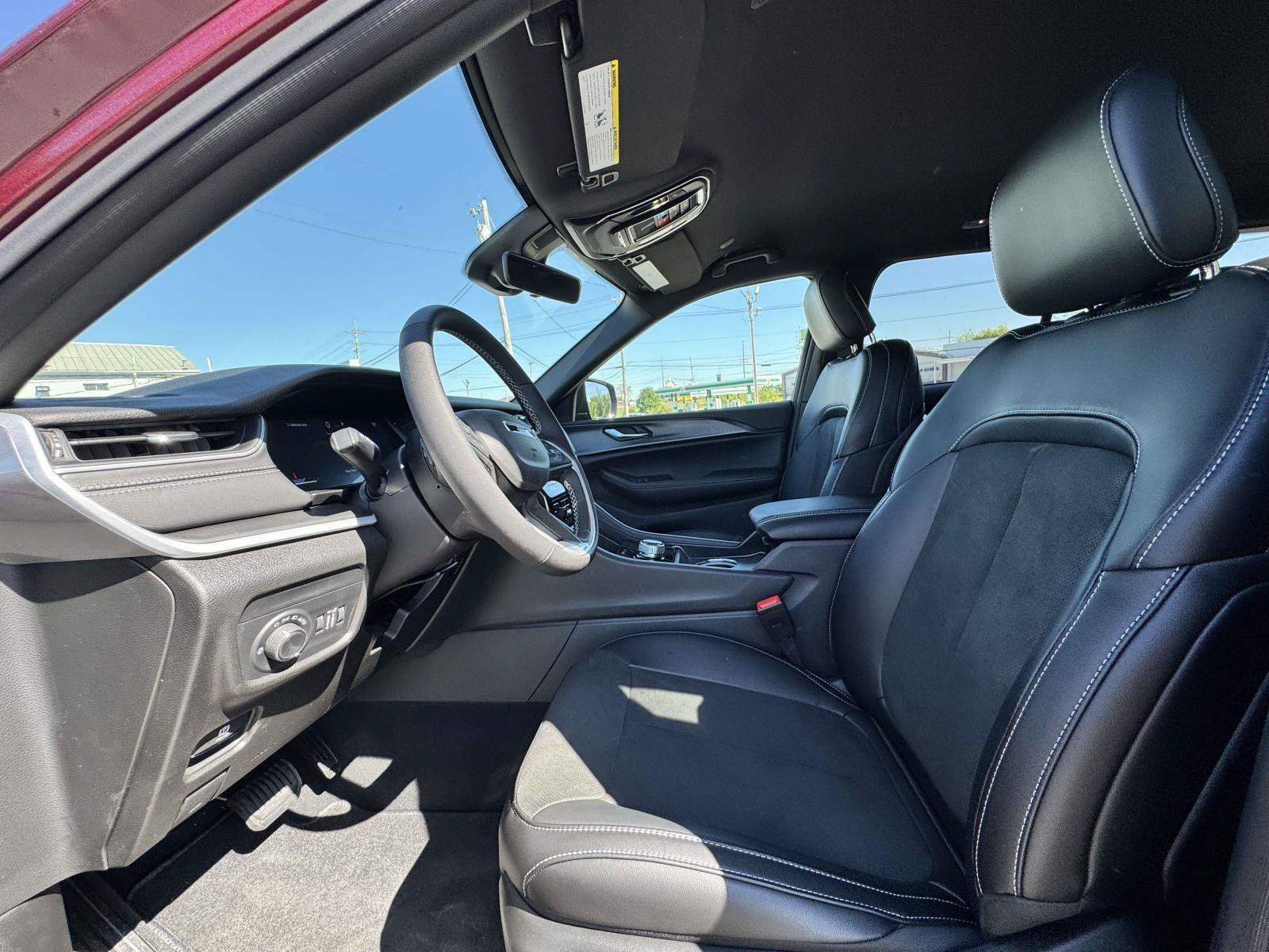 New 2025 Jeep Grand Cherokee Altitude AWD/4WD image 18