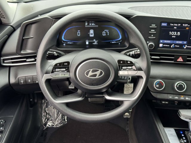 Used 2025 Hyundai Elantra SE FWD image 12