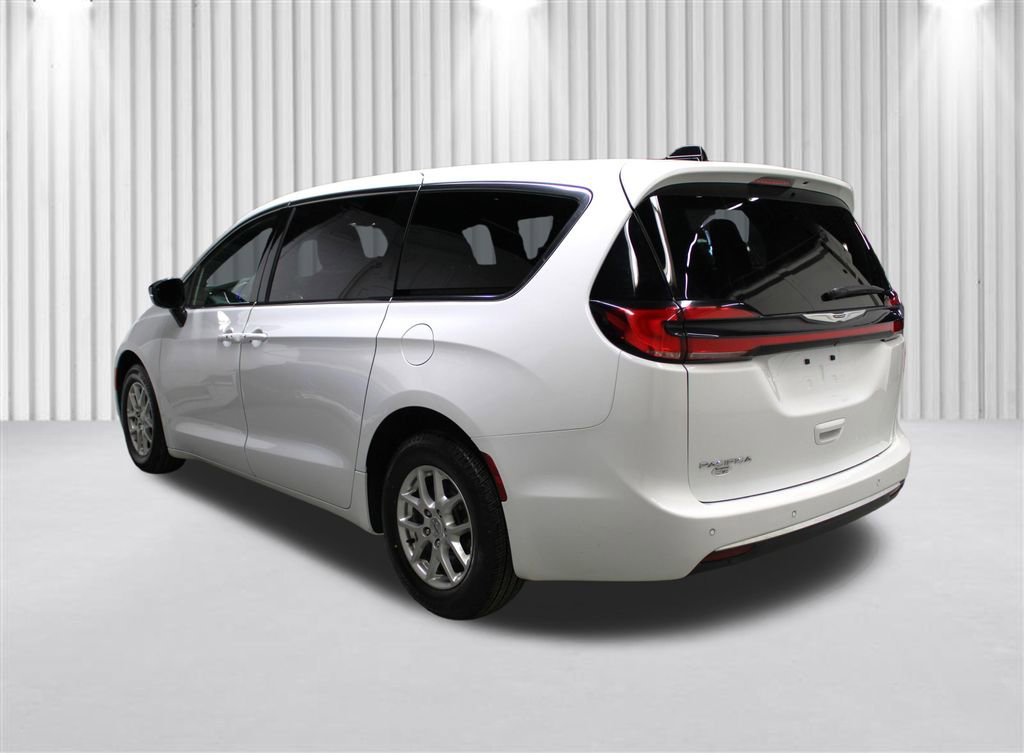 Used 2025 Chrysler Pacifica Select image 5