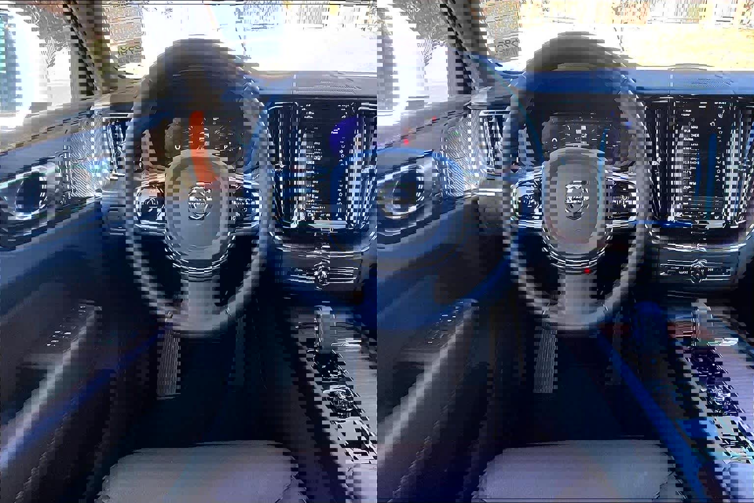 Used 2023 Volvo XC60 T8 Plus image 8