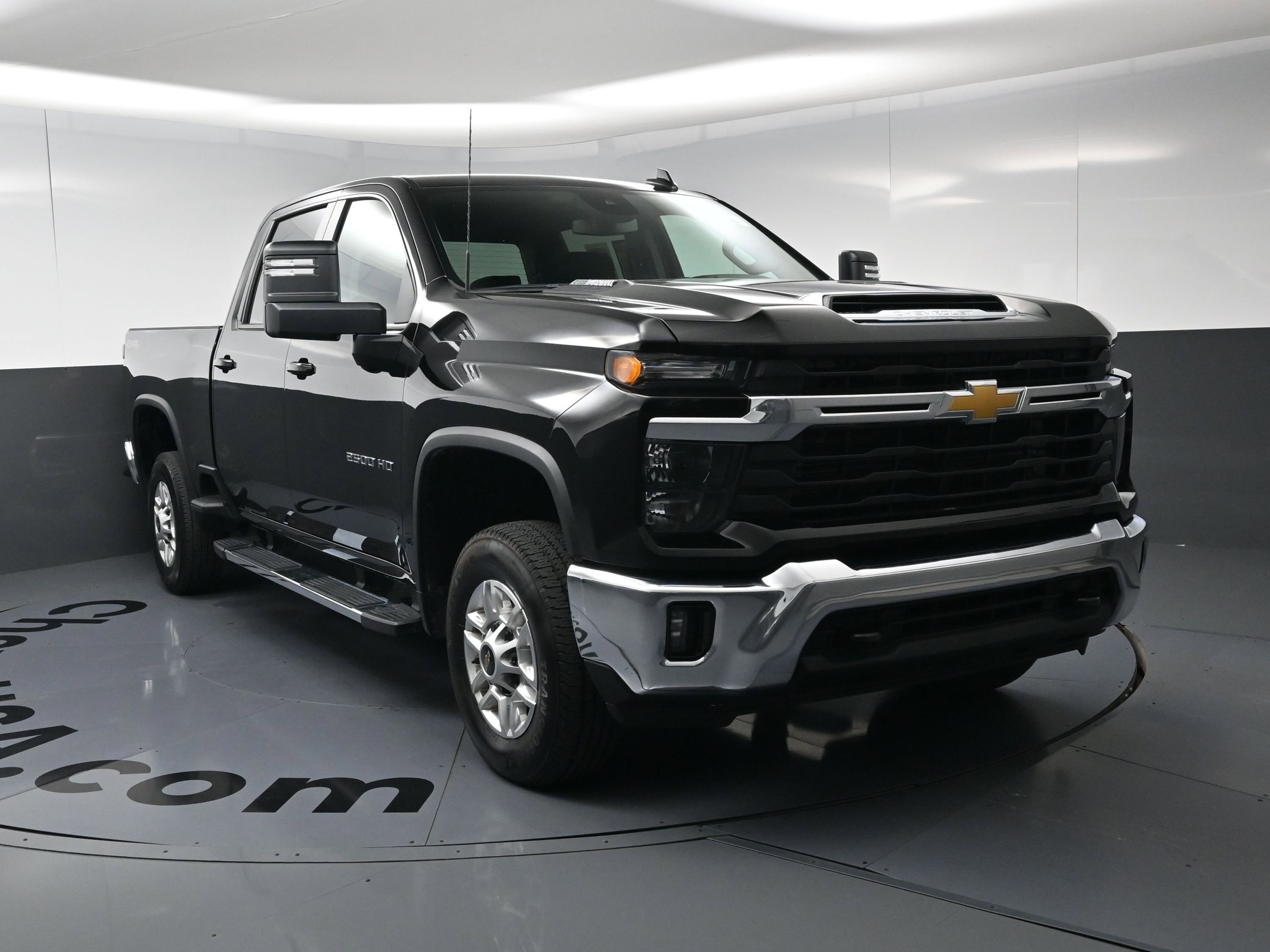 Used 2025 Chevrolet Silverado 2500 LT w/ Convenience Package AWD/4WD image 3