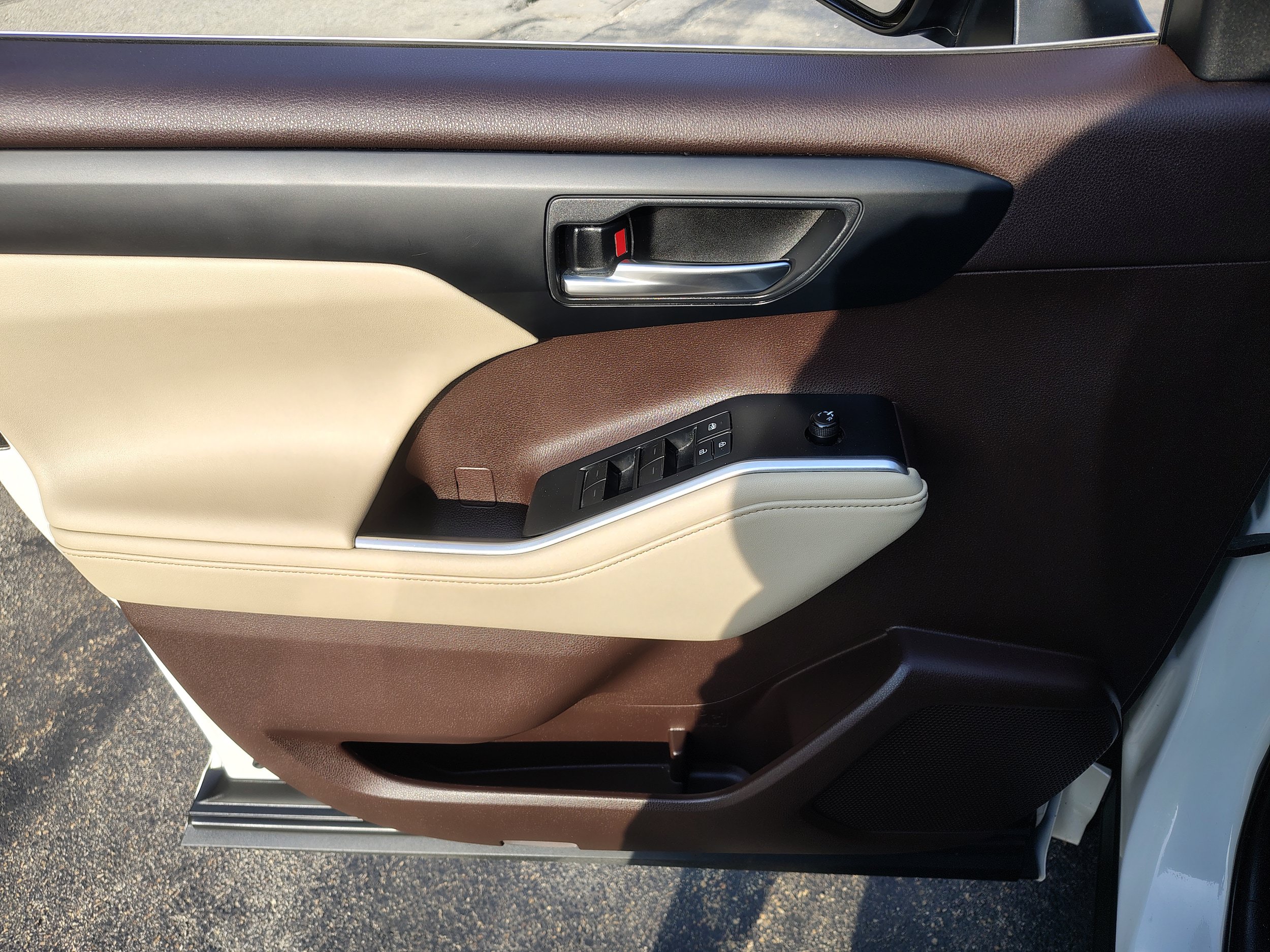 Used 2020 Toyota Highlander XLE AWD/4WD image 19