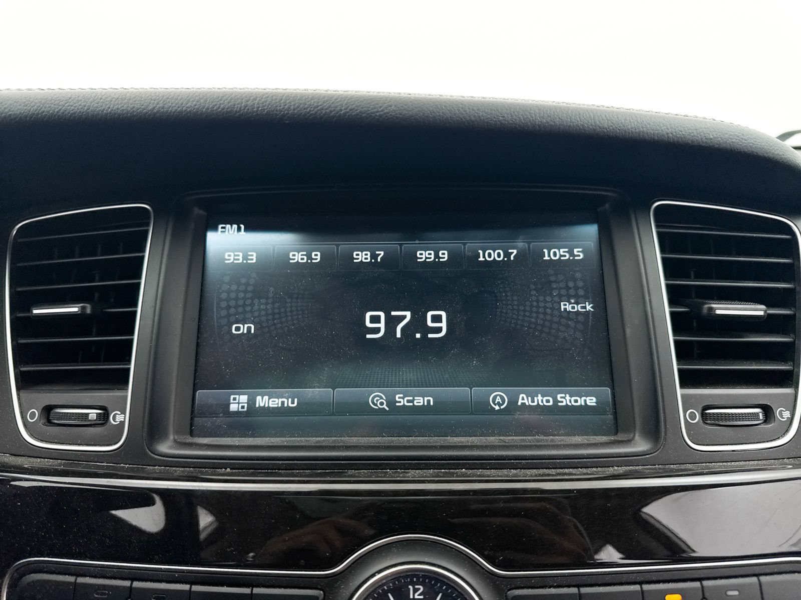 Used 2014 Kia Cadenza Premium w/ Luxury Package FWD image 18
