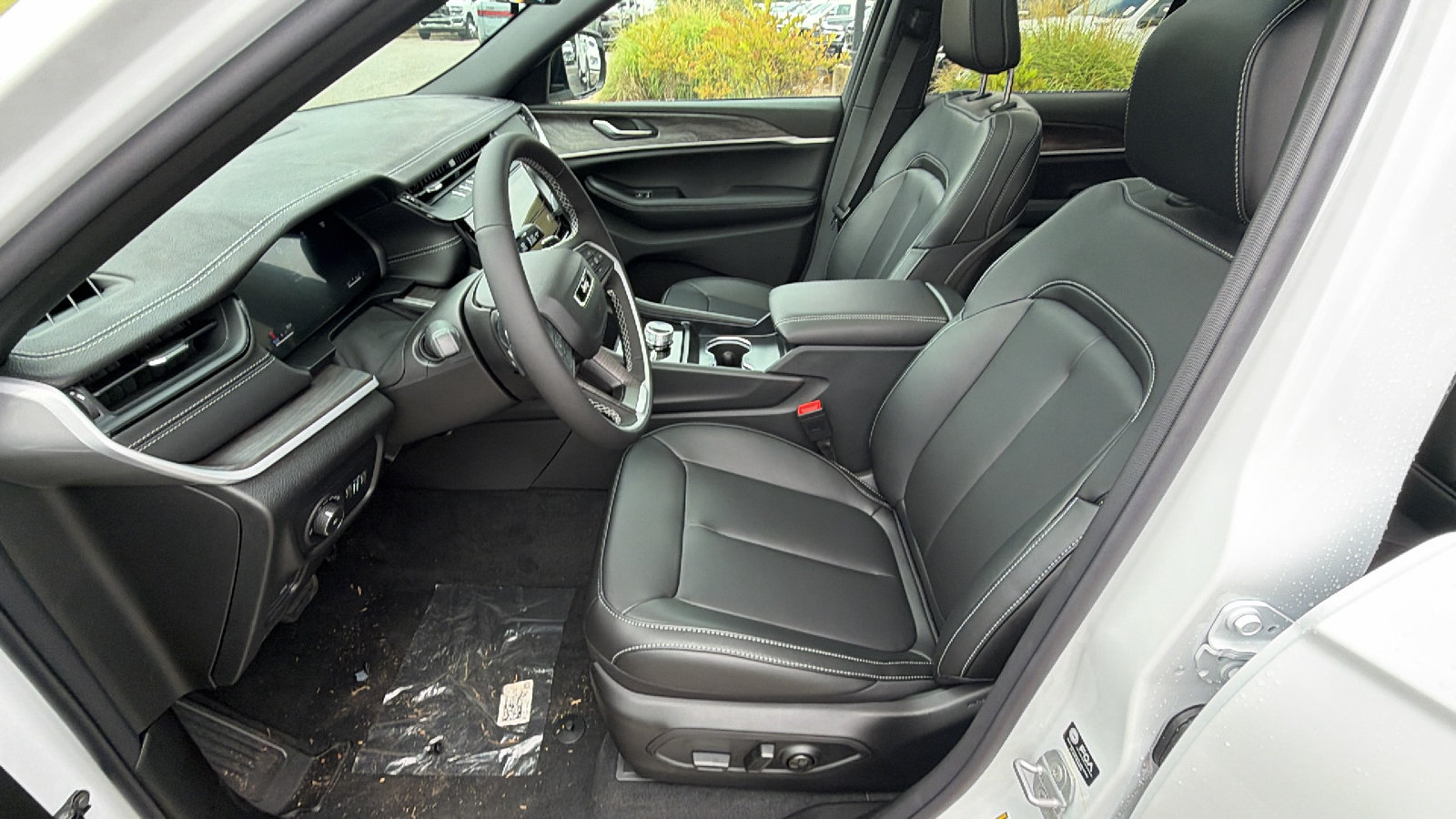 New 2026 Jeep Grand Cherokee Limited w/ Limited Altitude Package AWD/4WD image 16