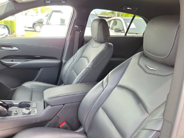 Used 2024 Cadillac XT4 Luxury w/ Cold Weather Package FWD image 10