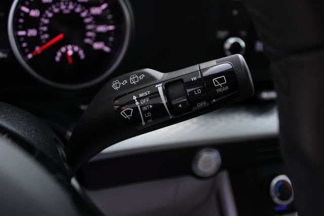 Used 2023 Kia Carnival LX FWD image 11