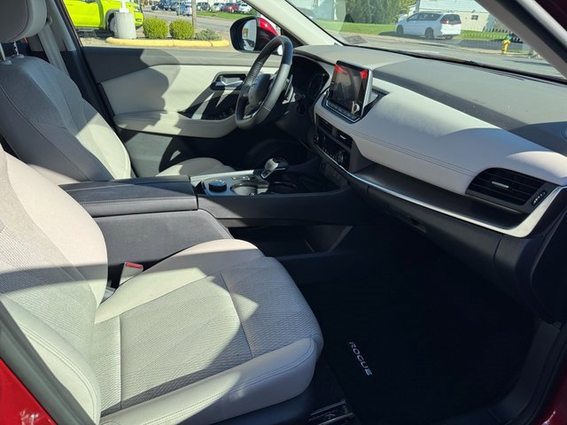 Used 2025 Nissan Rogue SV image 3